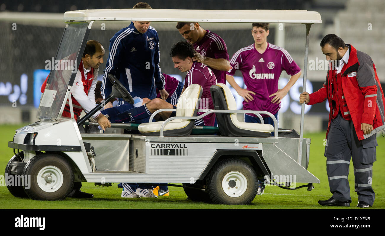 Joueur de football Christoph Moritz de FC Schalke 04 est transporté sur le terrain à cause d'une blessure lors d'un test match contre l'Al-Sadd Sports Club à Doha, au Qatar en janvier 06.01.2013. Schalke va rester dans le camp d'entraînement d'hiver à Qatar jusqu'en janvier 11,2013. Photo : Peter Kneffel/dpa Banque D'Images