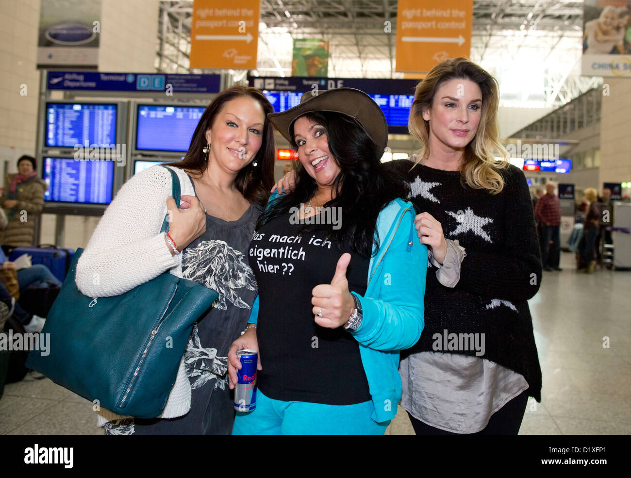 Allegra Curtis, fille de l'acteur américain Tony Curtis, Iris Klein, mère de Daniela Katzenberger, actrice et Claudelle Deckert posent à l'aéroport de Frankfurt am Main, Allemagne, 06 janvier 2013. Ils partent pour le camp de jungle australienne de l'émission de télévision réalité allemand Ich bin ein Star   Holt mich hier raus ! (Je suis une star - Sortez-moi de là !). Photo : Frank Rumpenhorst Banque D'Images