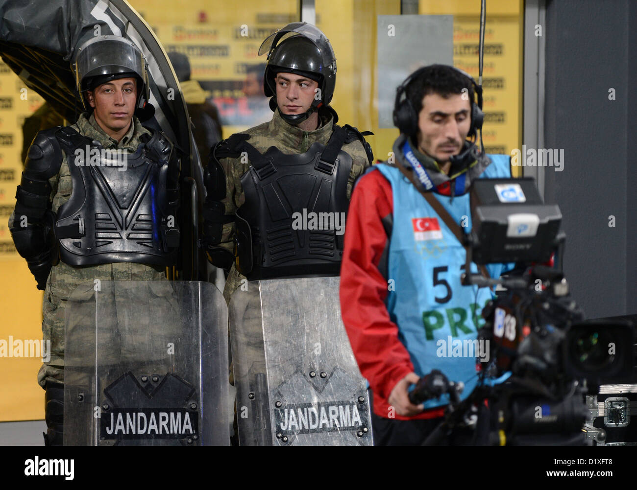 Les agents de police de la zone d'entrée sécurisée au joueur au cours de l'Tuttur cabines Cup match de foot entre Besiktas Istanbul et VfL Wolfsburg au stade de Mardan dans Antalya, Turquie, 06 janvier 2013. Le Tuttur Cup est une compétition annuelle organisée à la pause d'hiver des clubs de football de la Bundesliga. Photo : Soeren Stache Banque D'Images