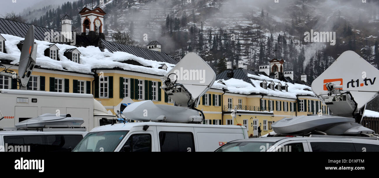 Les véhicules de radiodiffusion se tenir en face du centre éducatif Hanns-Seidel-Stiftung avant le début de la conférence d'hiver traditionnel régional CSU à Wildbad Kreuth, Allemagne, 07 janvier 2013. Photo : Frank Leonhardt Banque D'Images
