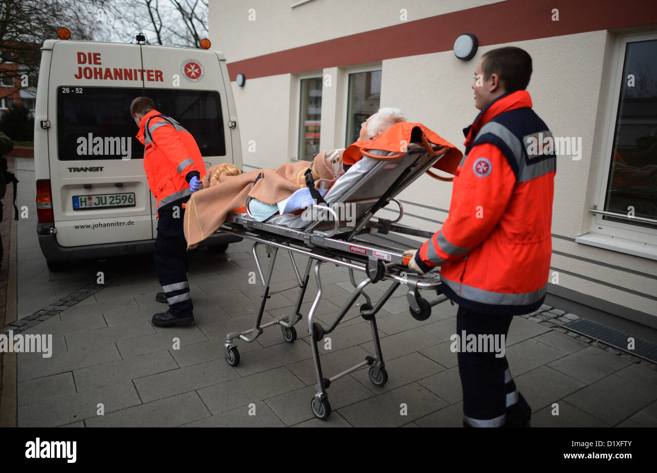 L'équipe de sauvetage transporte un homme d'une maison de soins infirmiers à un logement d'urgence à Hanovre, Allemagne, 06 janvier 2013. Plus de 25 000 personnes ont dû être évacuées en raison d'une disposition de deux bombes de la Seconde Guerre mondiale dans la partie nord de Hanovre. Photo : Julian Stratenschulte Banque D'Images