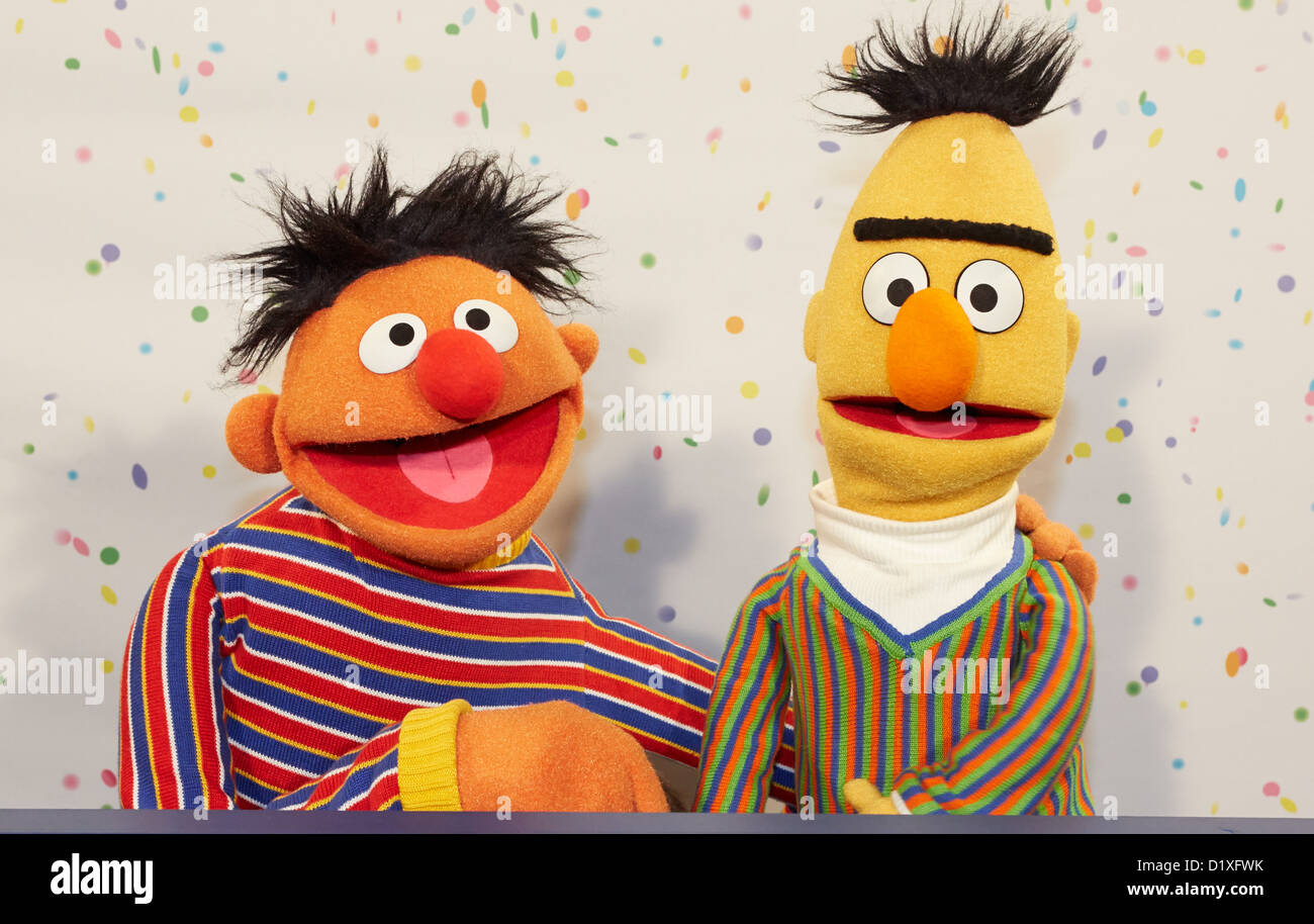 Sesame Street Muppets Ernie (L) et Bert posent pour des photos lors d'une conférence de presse sur le 40e anniversaire de la Rue Sésame à Hambourg, Allemagne, 07 janvier 2013. Le 8 janvier 1973, la série télévisée pour enfants Sesame Street a été créée en Allemagne. Photo : GEORG WENDT Banque D'Images