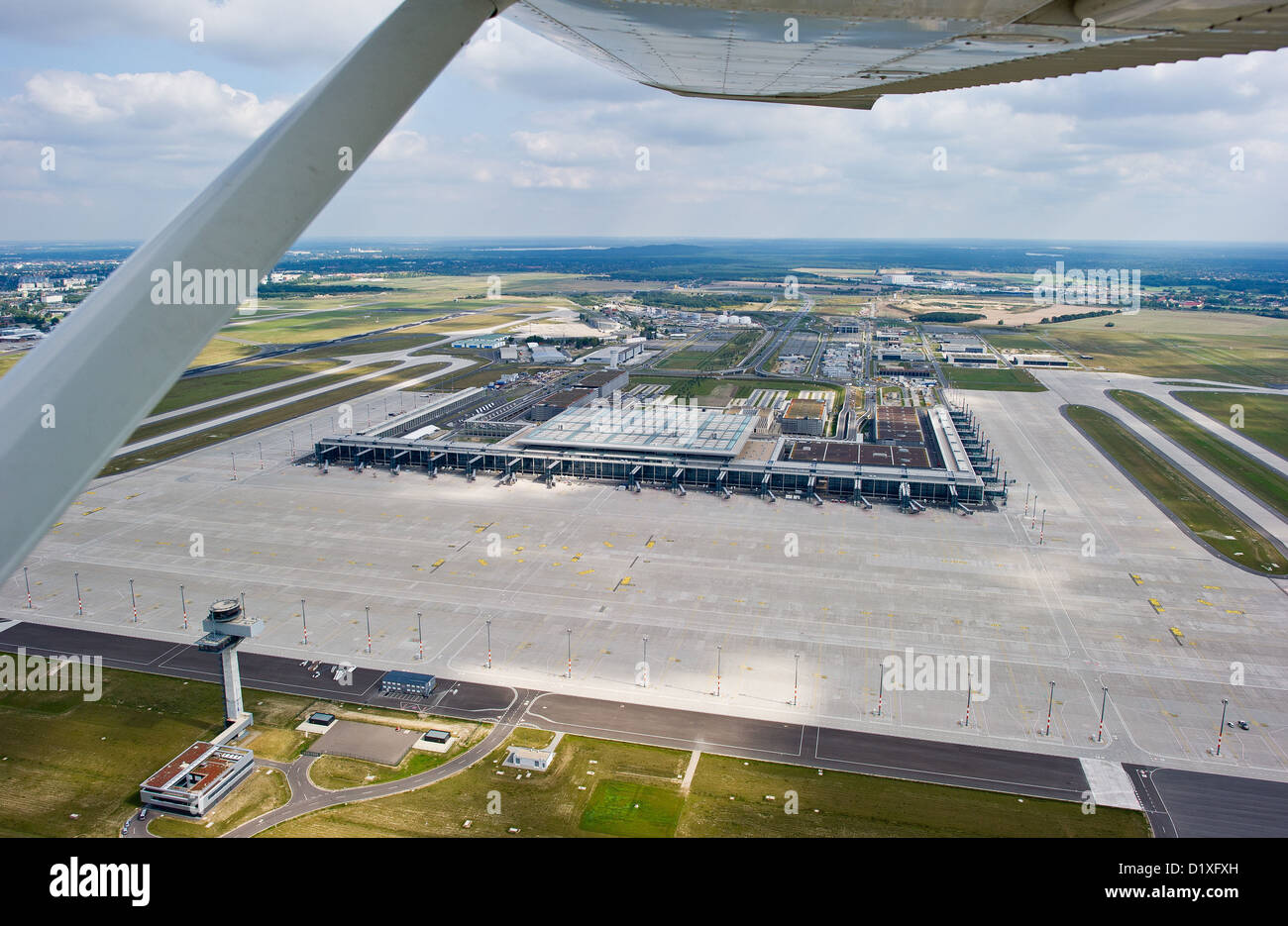 Fichier - Un fichier date de la photo 04 septembre 2012 montre une vue aérienne de New Berlin Brandenburg Willy Brandt (BER) Aéroport de Schönefeld, Allemagne. État des rapports, que le octobre 2013 Date limite d'ouverture serait manqué. Il semble maintenant y avoir aucune chance de tout trafic aérien en ou hors de l'aéroport de nouveau avant 2014. Photo : Patrick Pleul Banque D'Images