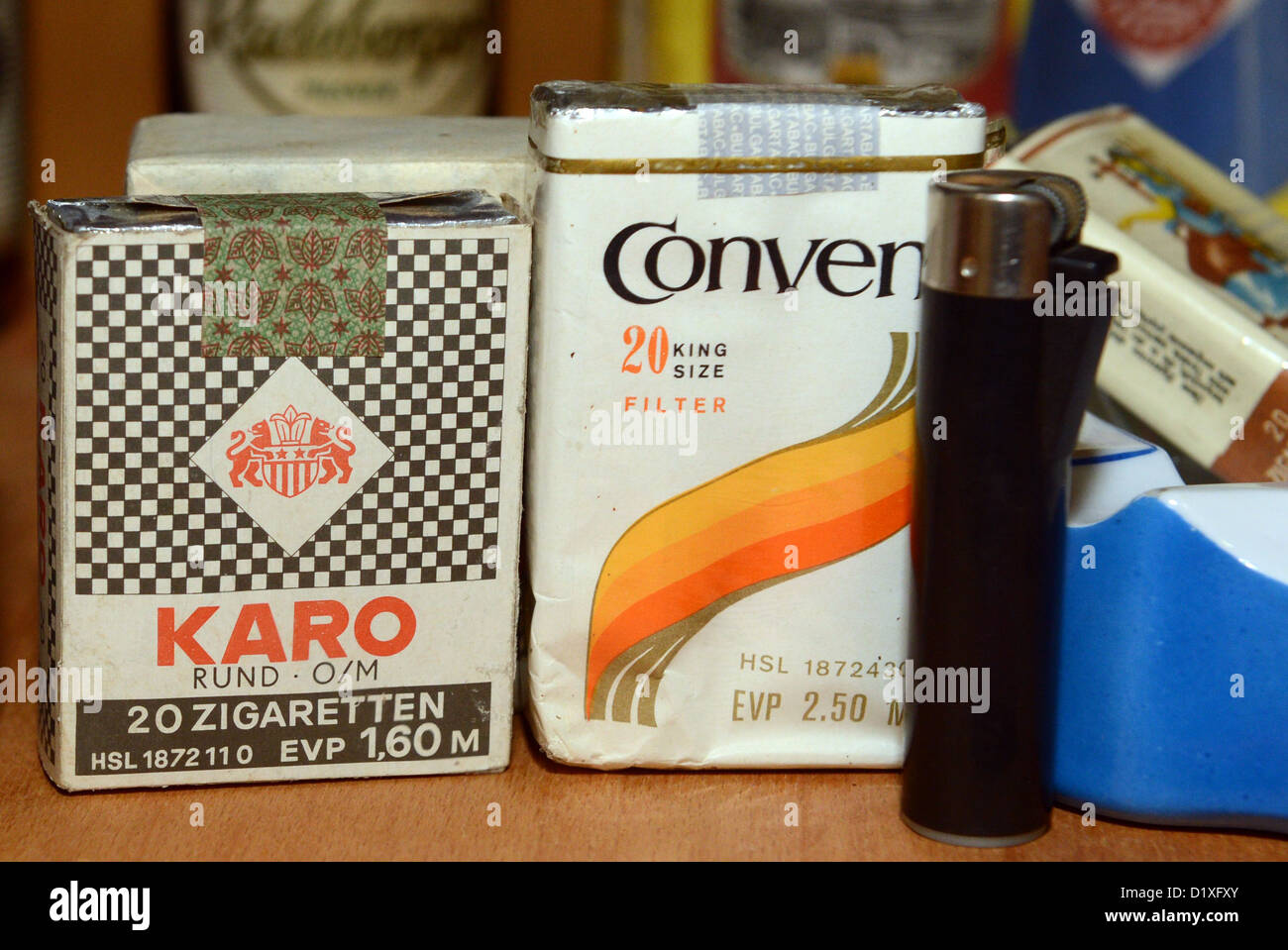 Les marques de cigarettes de la RDA et le couvent Karo sont illustrés au GDR Museum de Pirna, Allemagne, 18 décembre 2012. Photo : Jens Kalaene Banque D'Images