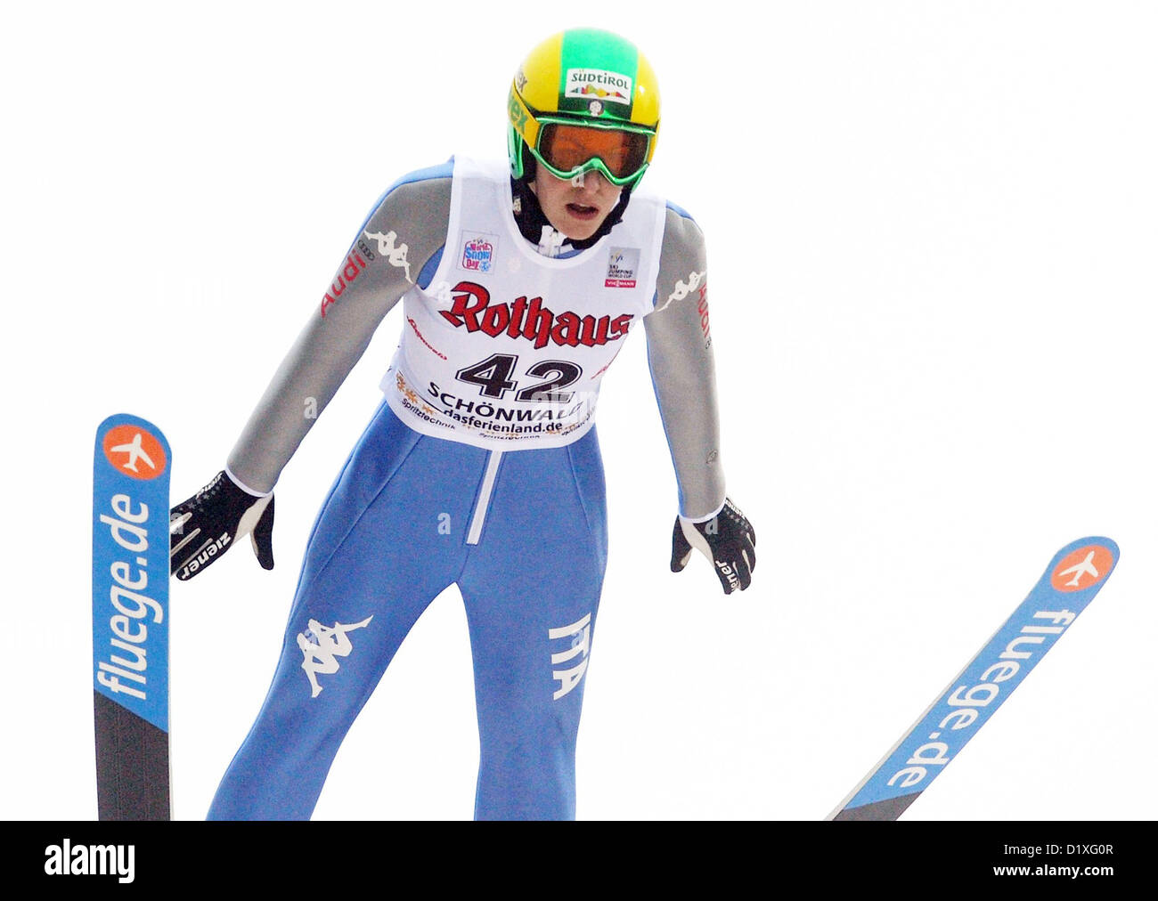 L'Insam Evelyn ski italien effectue au premier tour de l'Langenwaldschanze femmes pendant la Coupe du monde de saut à ski à Schonach, en Allemagne, 05 janvier 2013. PHOTO : PATRICK SEEGER/dpa Banque D'Images