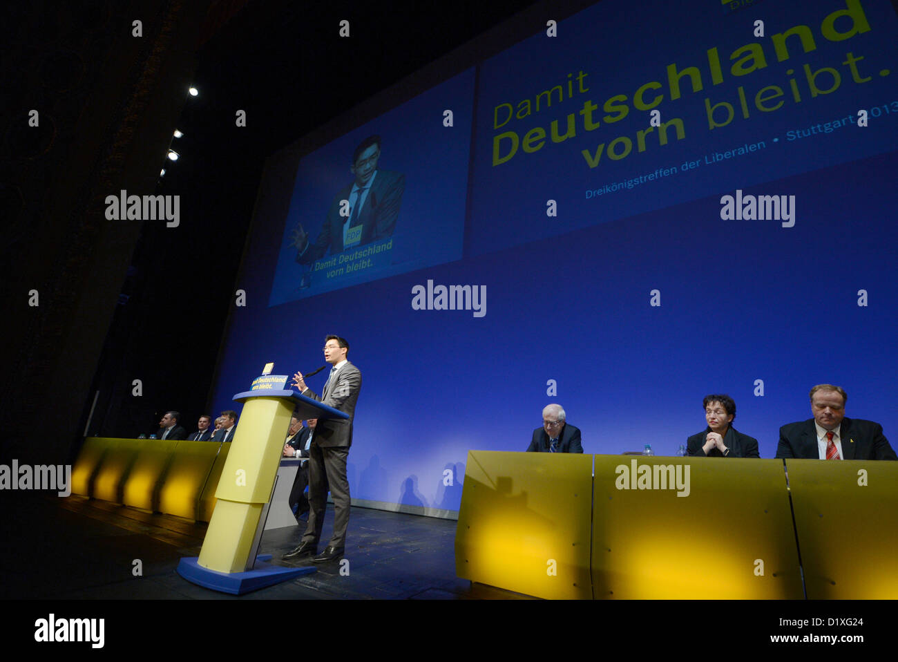 Le président du FDP, Philipp Roesler, prononce un discours lors de la conférence annuelle de l'épiphanie de la FDP, parti à Stuttgart, Allemagne, le 6 janvier 2013. Photo : Bernd Weißbrod Banque D'Images