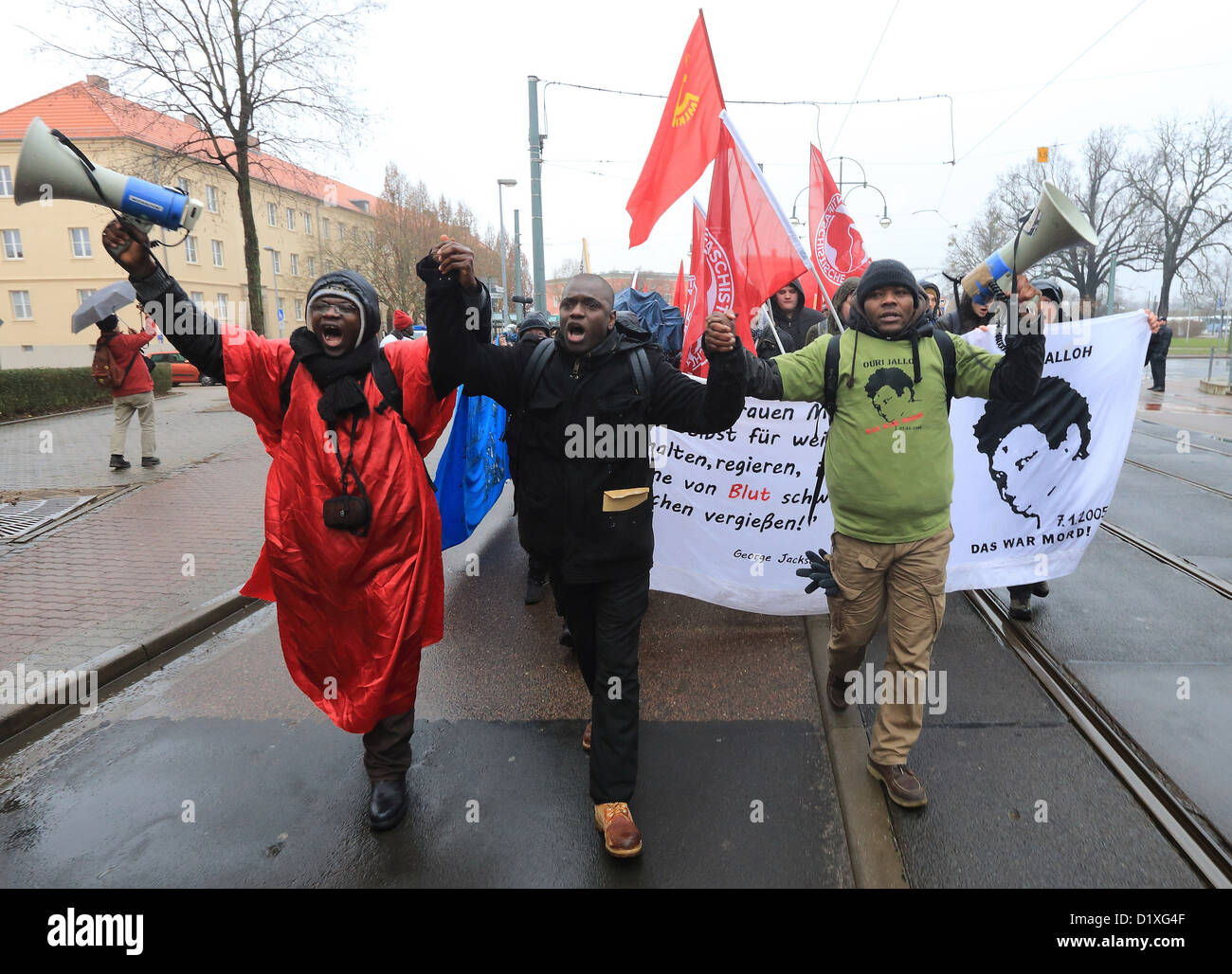 Les gens manifester pour commémorer le huitième jour de la mort d'Oury Jalloh, le demandeur d'asile dans la région de Dessau-Rosslau, Allemagne, 07 janvier 2013. En janvier 2005, Oury Jalloh est mort dans un incendie dans une cellule de la police. Photo : JENS WOLF Banque D'Images