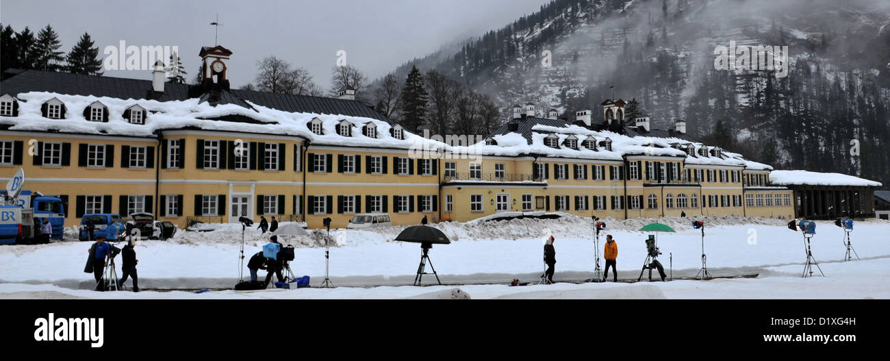 Les équipes de l'appareil photo se tenir en face du centre éducatif Hanns-Seidel-Stiftung avant le début de la conférence d'hiver traditionnel régional CSU à Wildbad Kreuth, Allemagne, 07 janvier 2013. Photo : Frank Leonhardt Banque D'Images