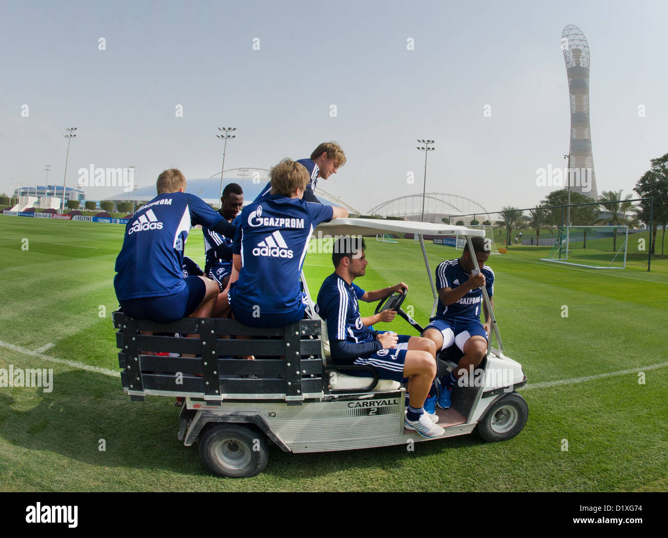 Les joueurs du FC Schalke conduire une voiture de golf sur le terrain à l'hôtel pendant le camp d'entraînement d'hiver à Doha, Qatar, 07 janvier 2013. Le FC Schalke 04 reste dans le Qatar jusqu'au 11 janvier 2013. PHOTO : PETER KNEFFEL Banque D'Images