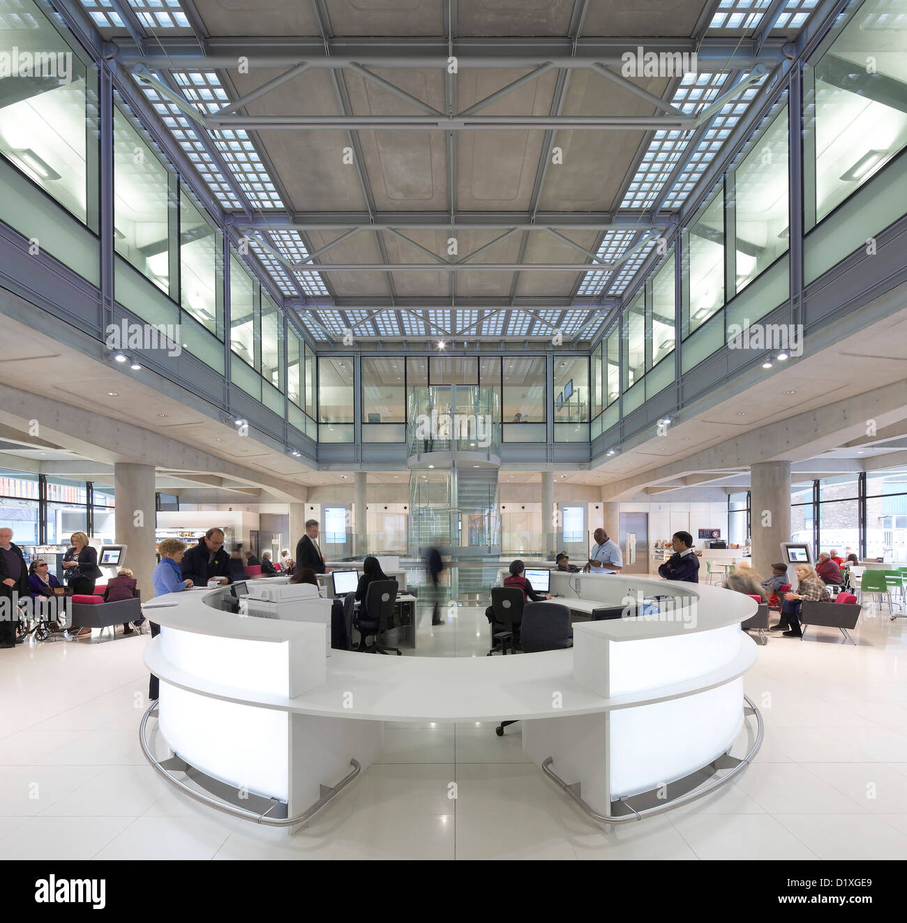 UCH MACMILLAN CANCER CENTRE, Londres, Royaume-Uni. Architecte : Hopkins Architectes Partenariat LLP, 2012. Cour intérieure et Banque D'Images