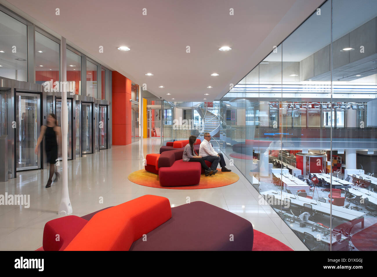 BBC Broadcasting House, Londres, Royaume-Uni. Architecte : HOK International Ltd, 2012. Coin salon avec vue de plan ouvert offic Banque D'Images