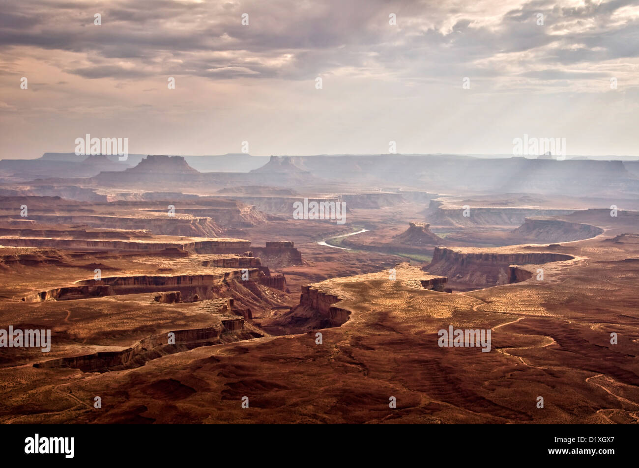 Donnent sur la rivière Verte, ciel nuageux et ciel d'orage - Canyonlands National Park, Utah, USA Banque D'Images