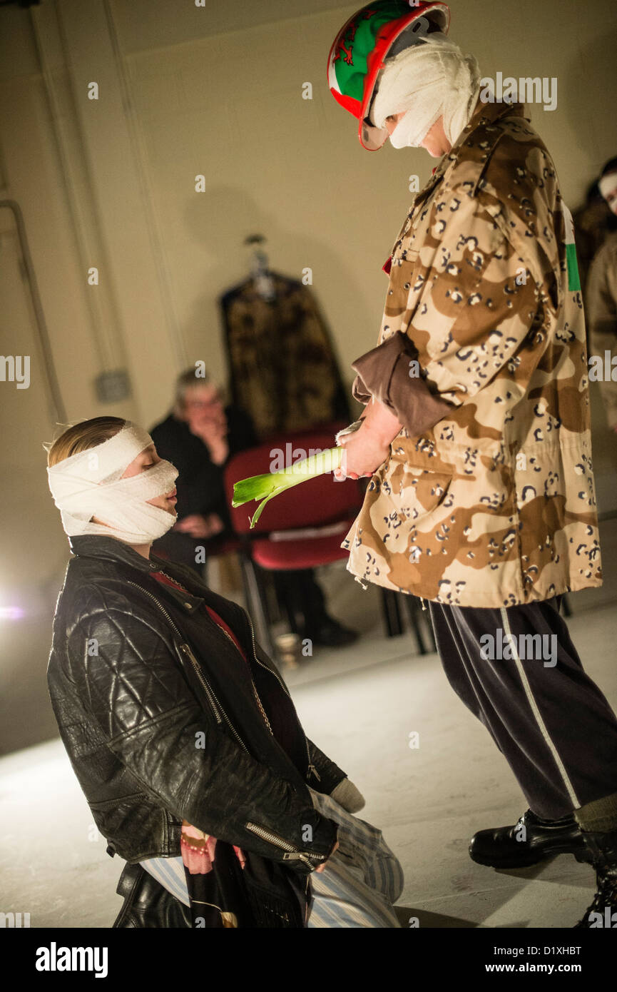 FLUELLEN PISTOLET faire manger son poireau dans une scène d'un "tout-femme' cast production de Henry V de Shakespeare, Banque D'Images