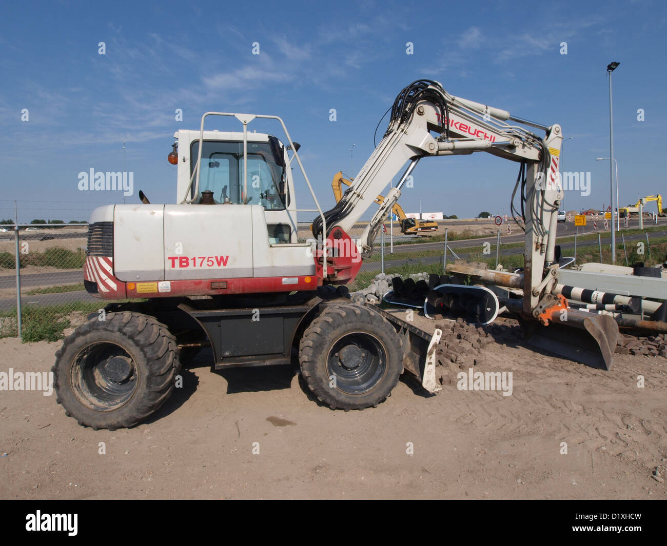 La Takeuchi TB175W est une pelle compacte polyvalente conçue pour les projets de construction et d'aménagement paysager. Reconnu pour ses performances et sa maniabilité exceptionnelles, il est utilisé dans de nombreuses tâches d'excavation, de levage et de manutention. Banque D'Images