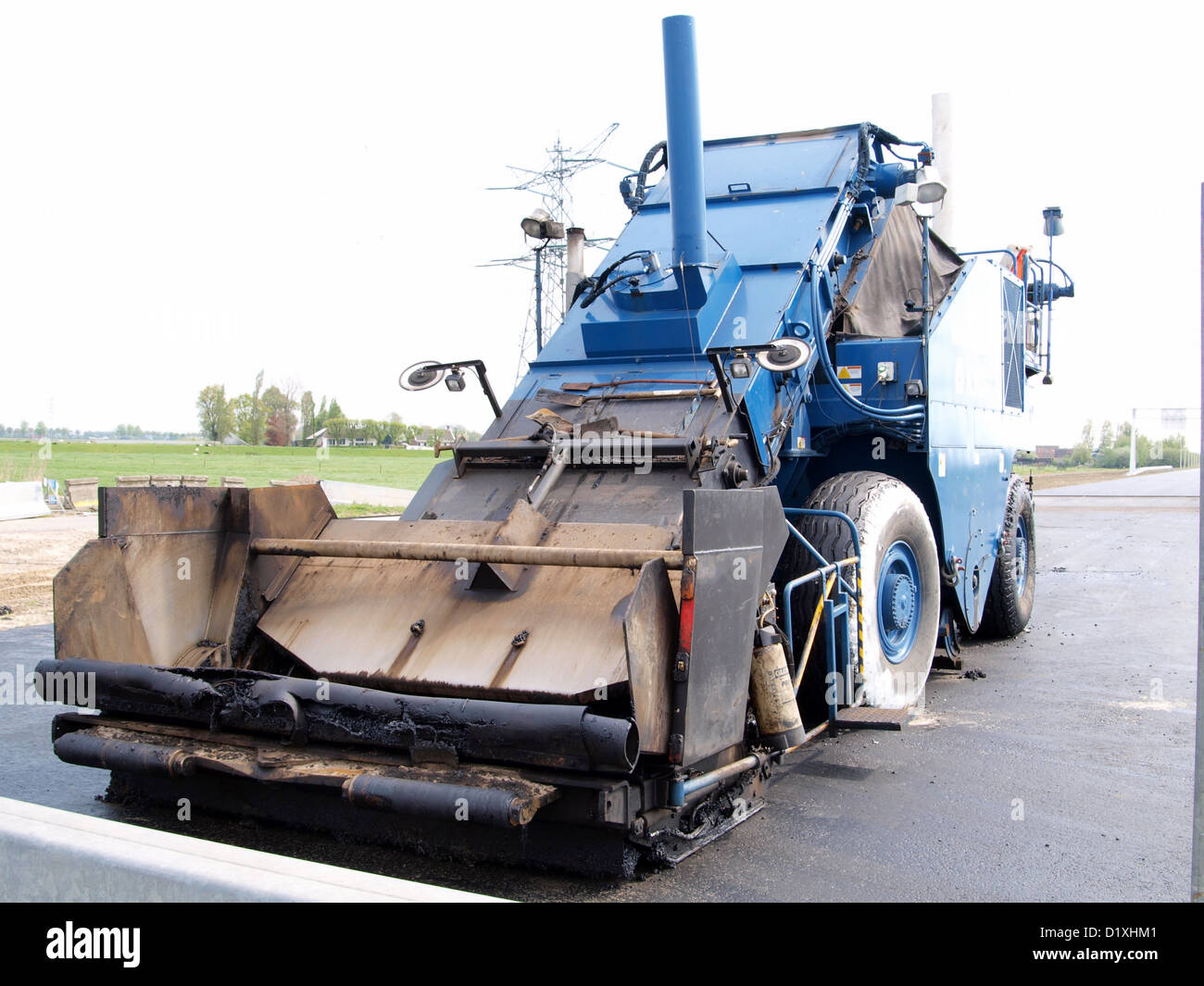 La SB2500D est une machine de pose de goudron à haut rendement conçue pour les projets de construction routière à grande échelle, offrant une application précise de l'asphalte pour des surfaces routières lisses et durables. Banque D'Images