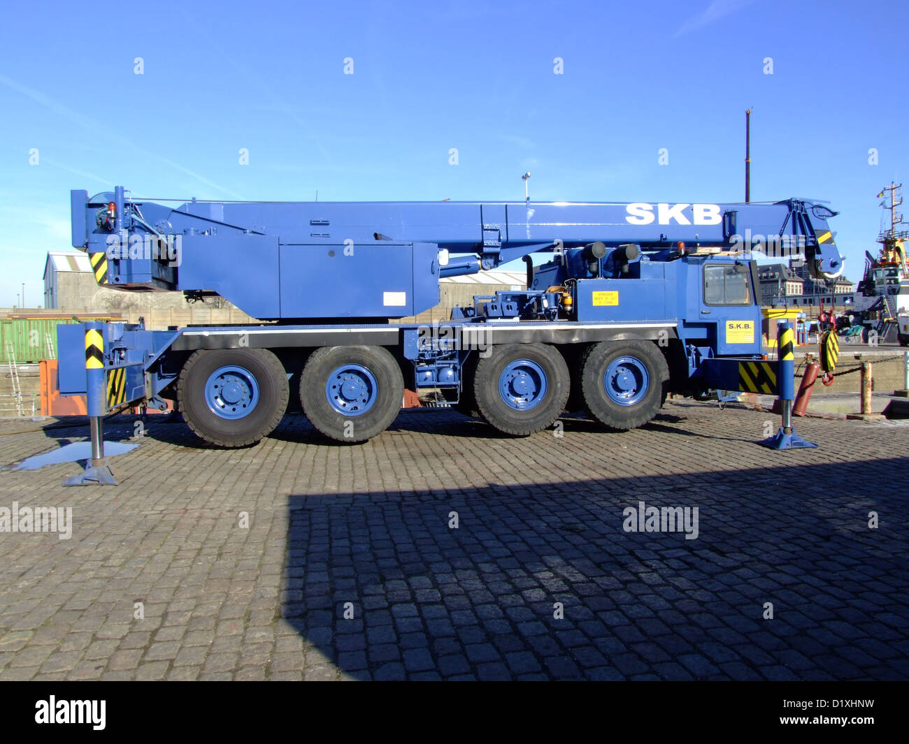 La grue S.K.B. est une machine de construction polyvalente, conçue pour soulever des charges lourdes sur les chantiers de construction et autres sites industriels. Il offre une forte capacité de levage et un contrôle précis, essentiels pour divers projets de construction et d'infrastructure. Banque D'Images
