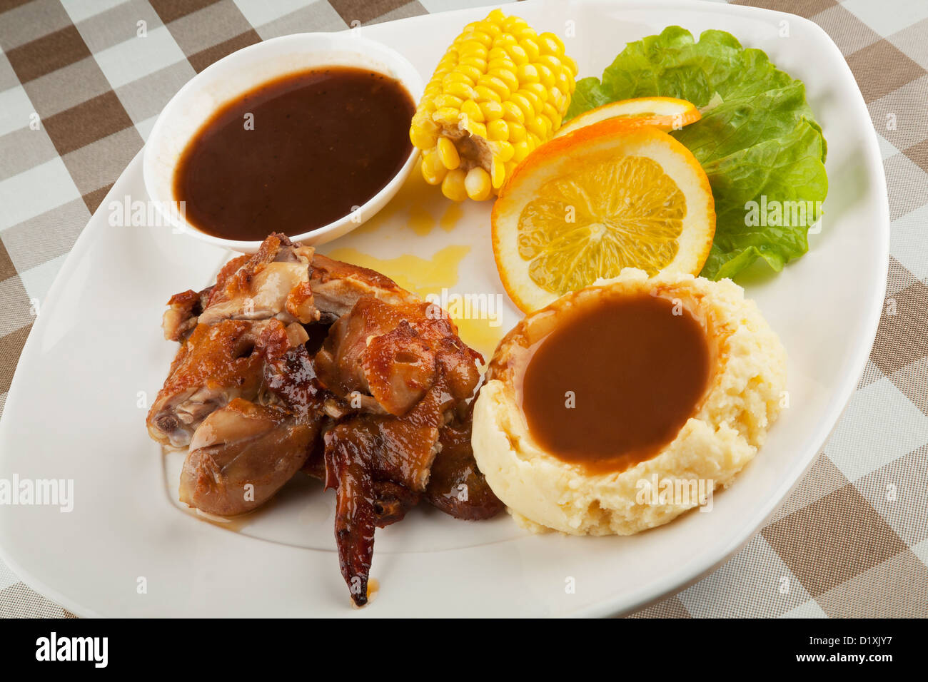 Du poulet servi avec des pommes de terre en purée et de la sauce et d'un côté de corn Banque D'Images