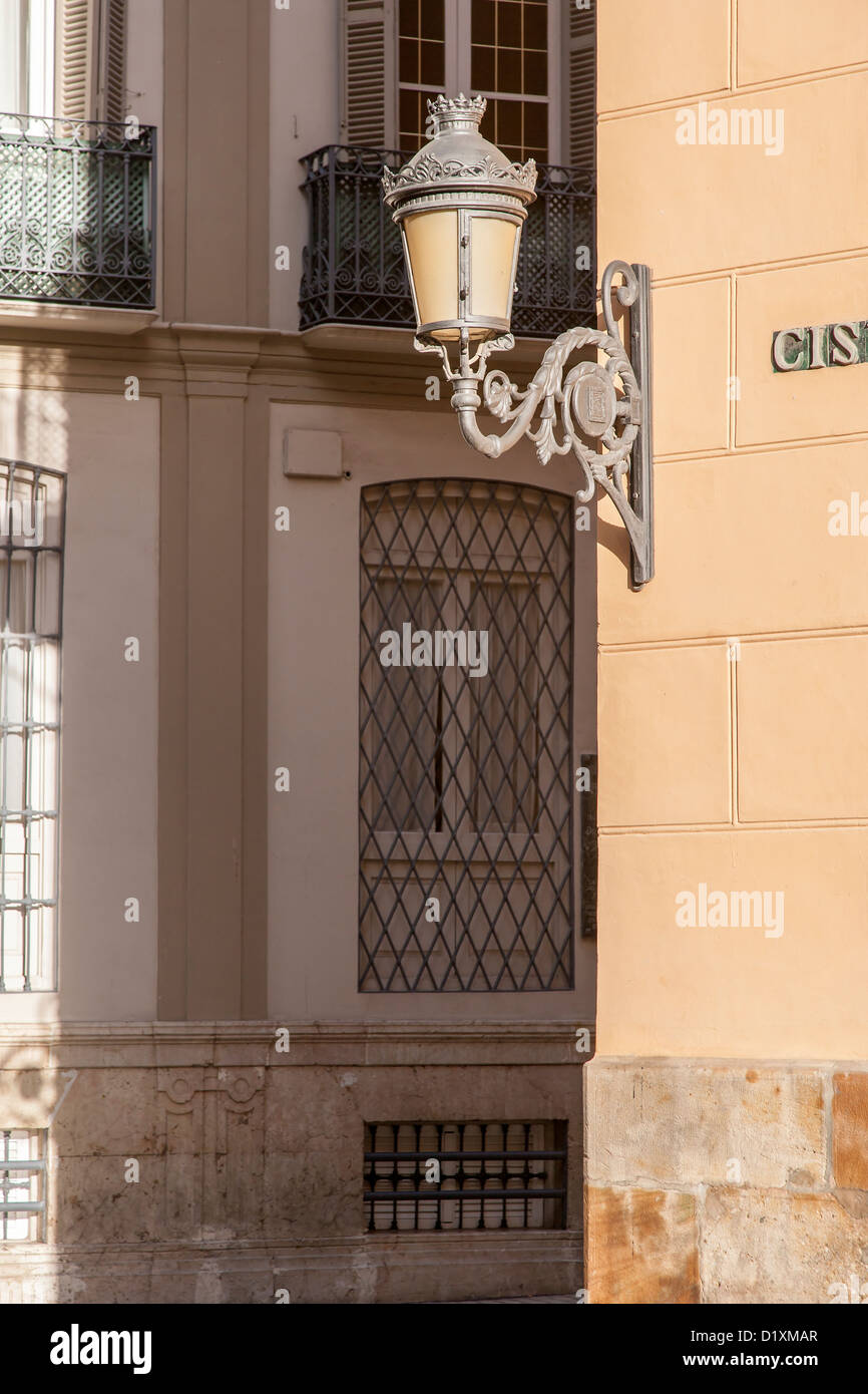 Lampe en métal sur le coin d'un bâtiment Banque D'Images
