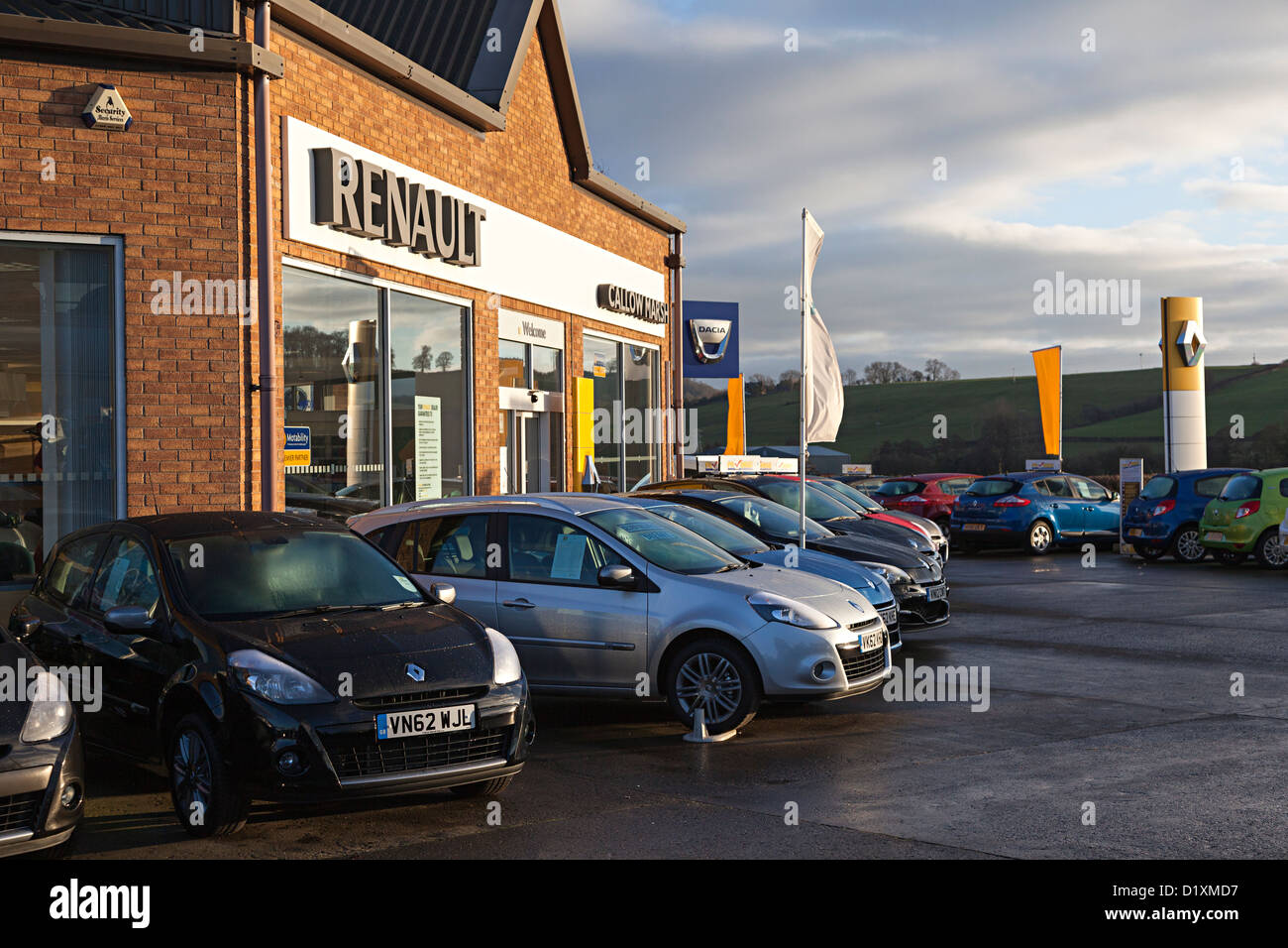Voitures en vente le parvis du garage Renault, Hereford, Angleterre, RU Banque D'Images