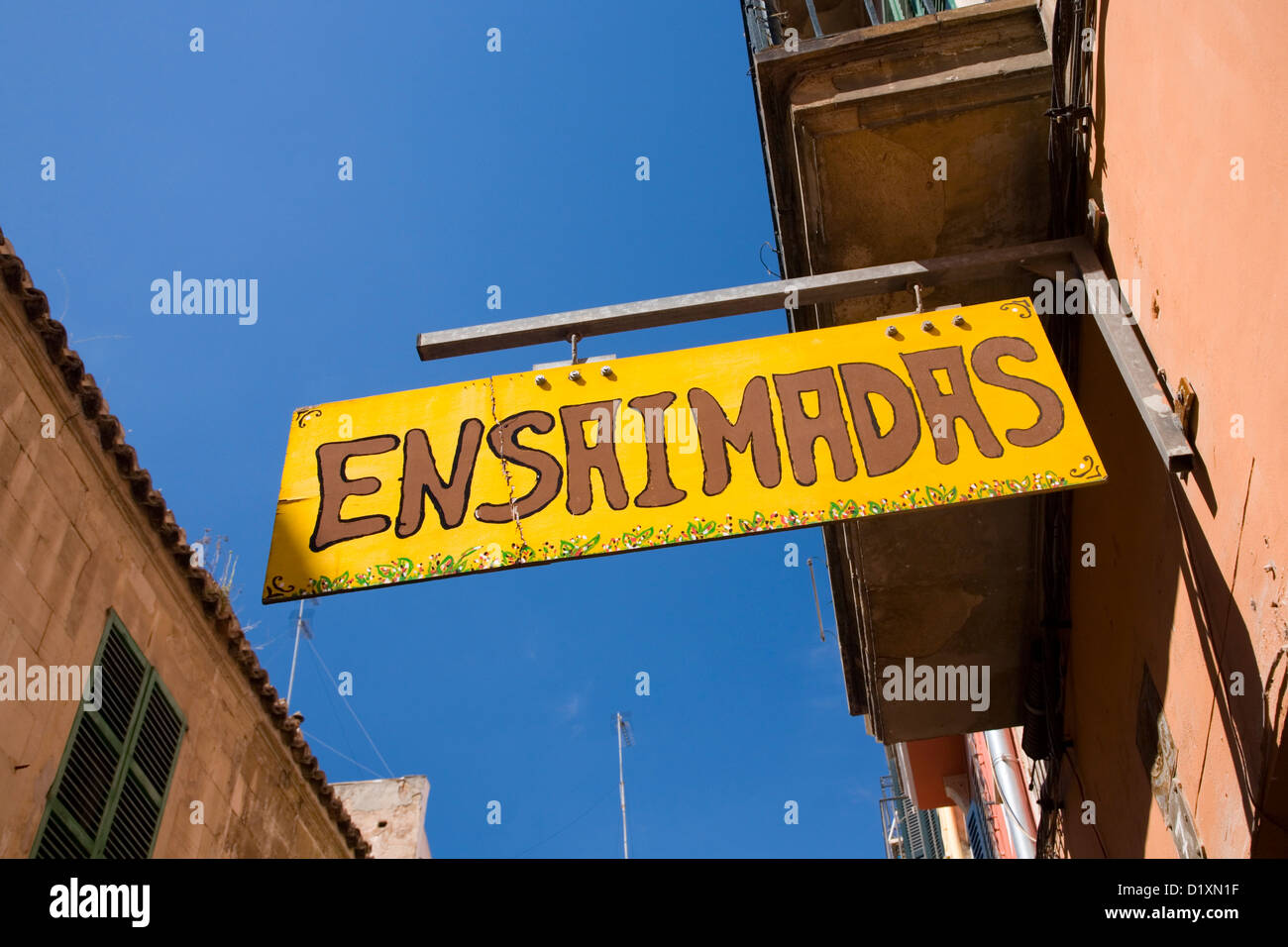 Palma de Mallorca, Majorque, Iles Baléares, Espagne. Affiche à l'extérieur de magasin qui vend des ensaimadas, une délicatesse de Majorque. Banque D'Images