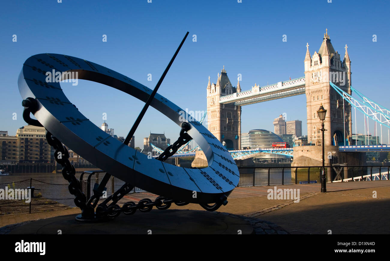London, Greater London, Angleterre. Vue de Tower Bridge à partir de St Katharine's Dock, cadran solaire sculpture en premier plan. Banque D'Images
