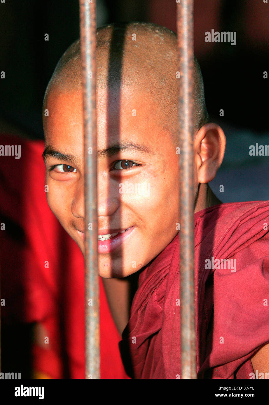 Portrait d'un jeune moine bouddhiste au monastère Bagaya la à l'ancienne capitale de Ava (Inwa) près de Mandalay, en Birmanie ( Myanmar ). Banque D'Images