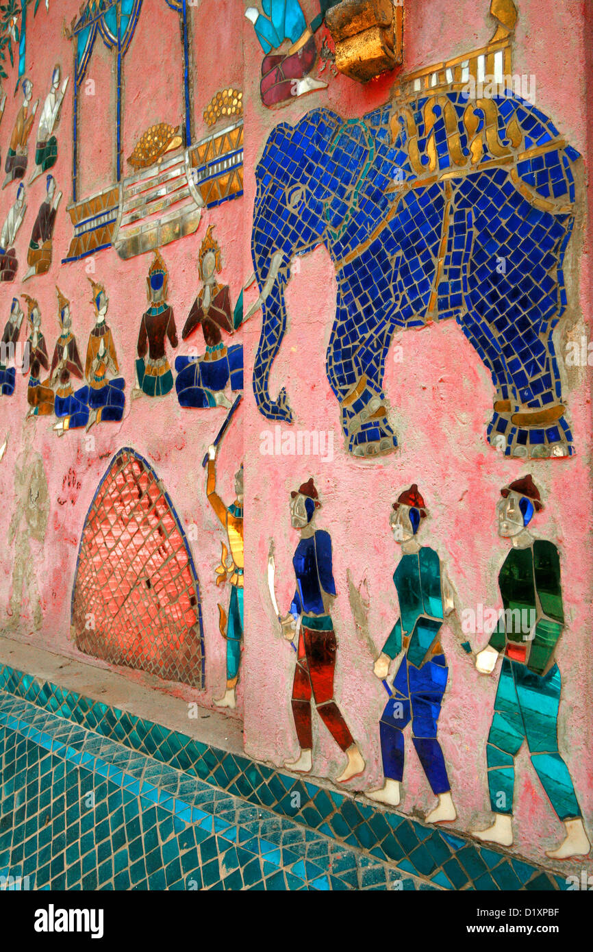 Mosaïque détail exquis à La Chapelle Rouge à Wat Xieng Thong à Luang Prabang, Laos du Nord, en Asie du sud-est. Banque D'Images