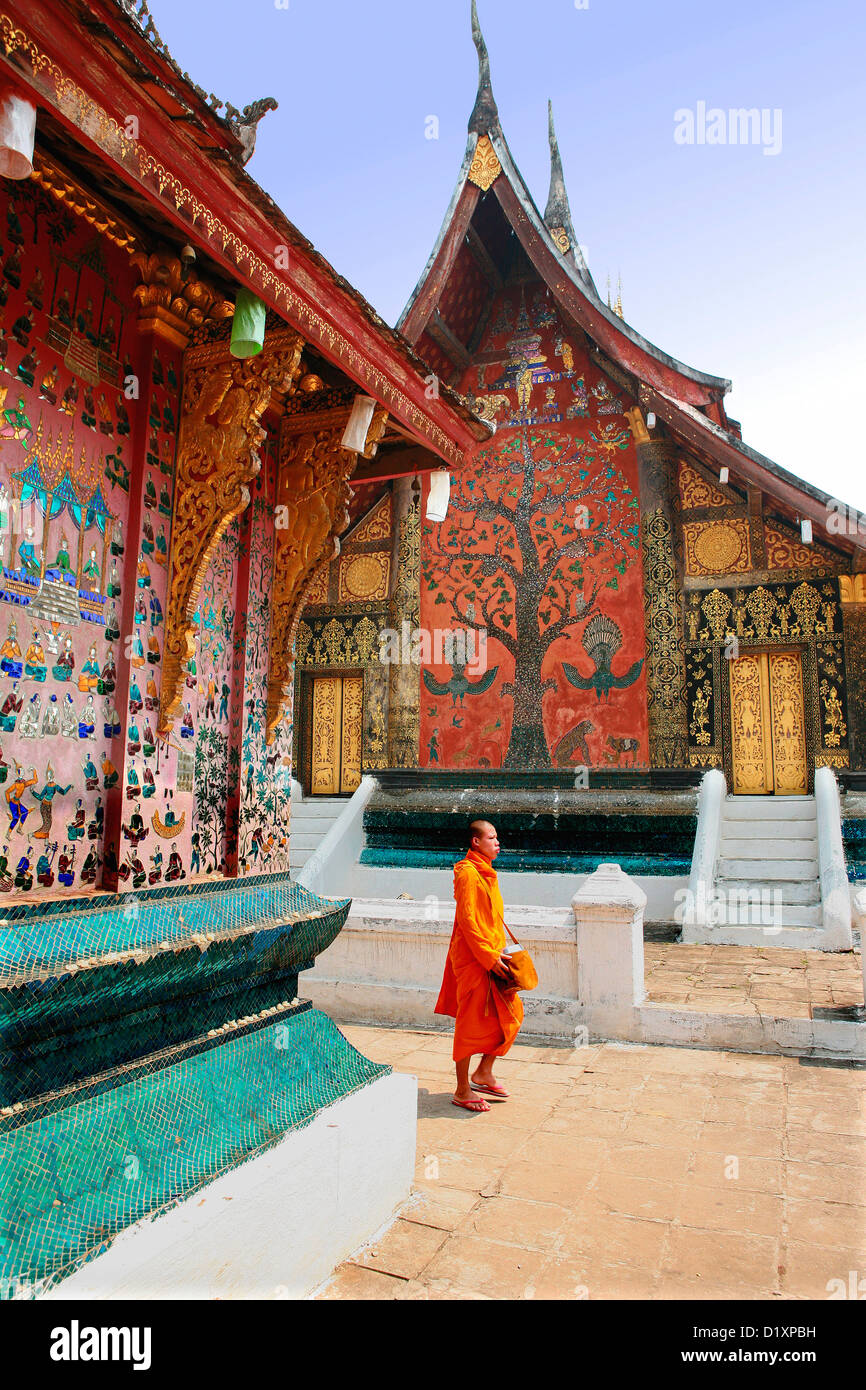 Le moine bouddhiste à La Chapelle Rouge à Wat Xieng Thong à Luang Prabang, Laos du Nord, en Asie du sud-est. Banque D'Images