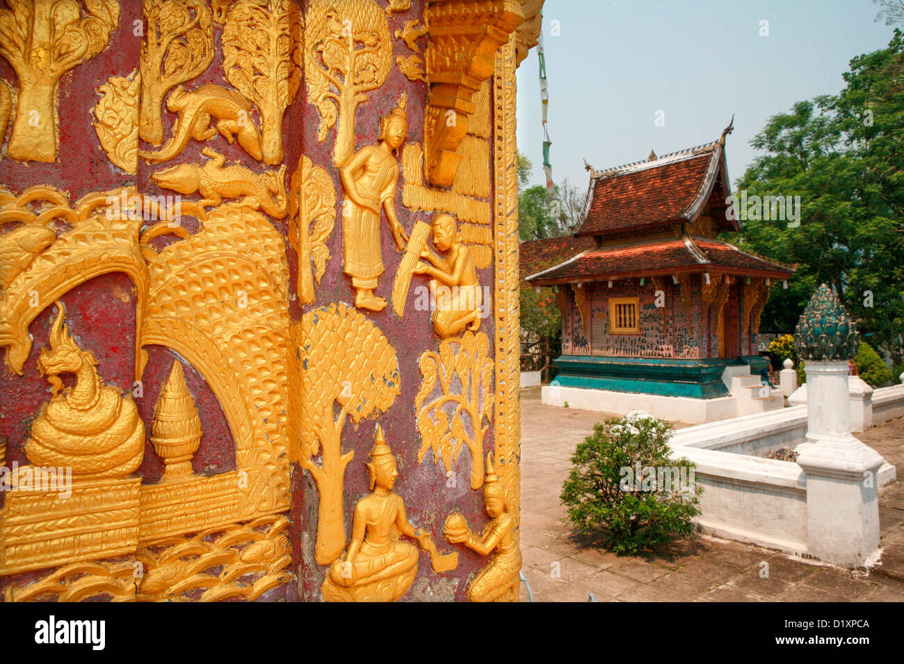 Vue de La Chapelle Rouge et de fins détails au Wat Xieng Thong à Luang Prabang, Laos du Nord, en Asie du sud-est. Banque D'Images