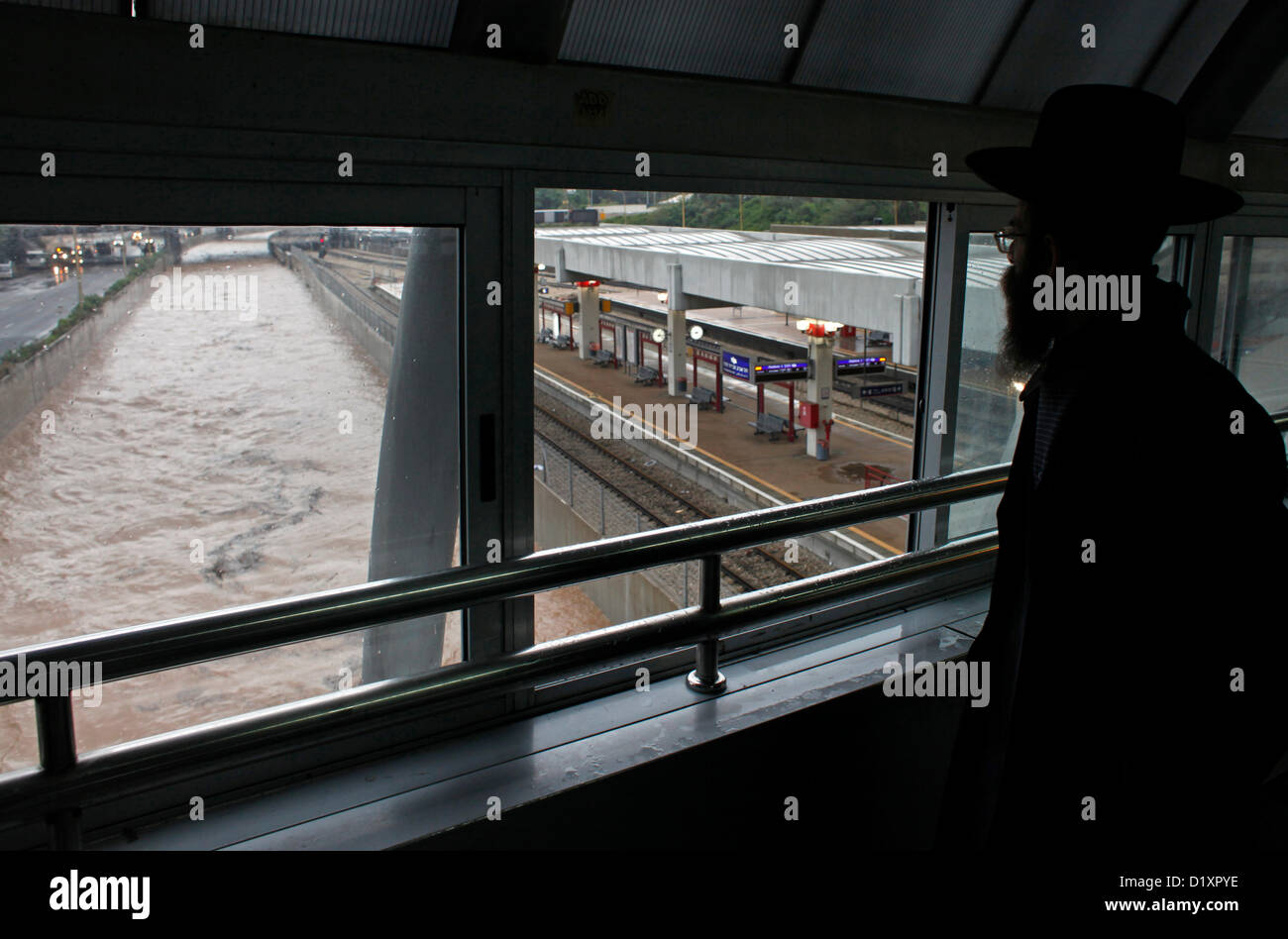 Le 08 janvier 2013, un juif orthodoxe observant des débordements de la rivière sur l'artère principale de tel Aviv, l'autoroute Ayalon, a provoqué des fermetures massives et son artère principale de circulation et les services ferroviaires ont cessé. Banque D'Images