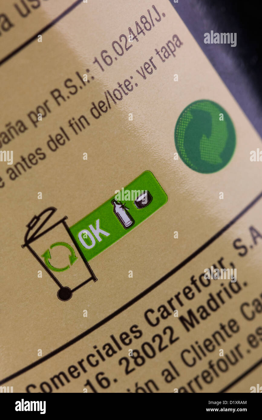 Symbole de recyclage sur l'étiquette d'une bouteille en verre. Banque D'Images