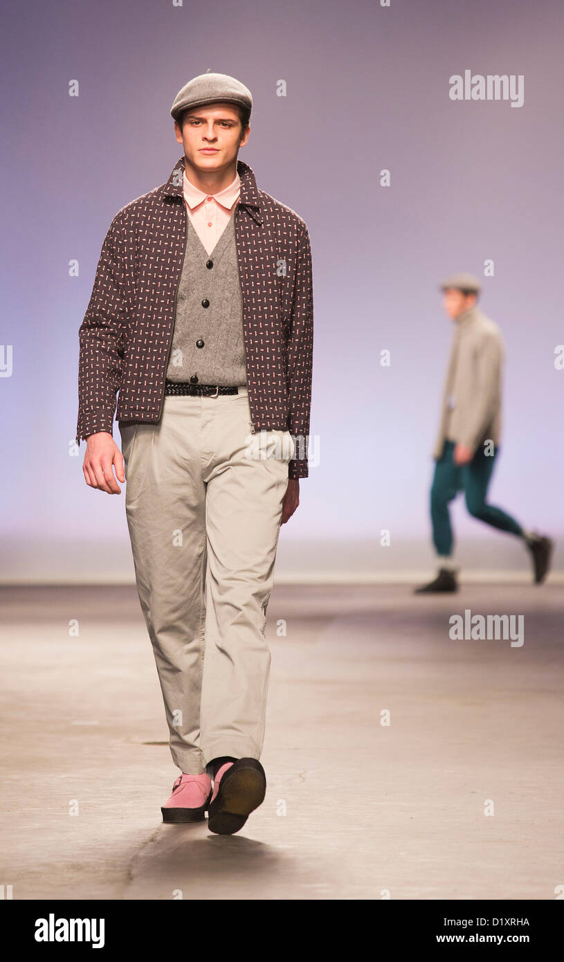 Le mardi 8 janvier 2013. Londres, Royaume-Uni. YMC Label designer par Fraser Moss. Automne/Hiver 2013 collection défilé à Londres Collections : les hommes. Événement de mode masculine qui faisait partie de la Semaine de la mode de Londres. Crédit photo : Alamy/CatwalkFashion Live News Banque D'Images