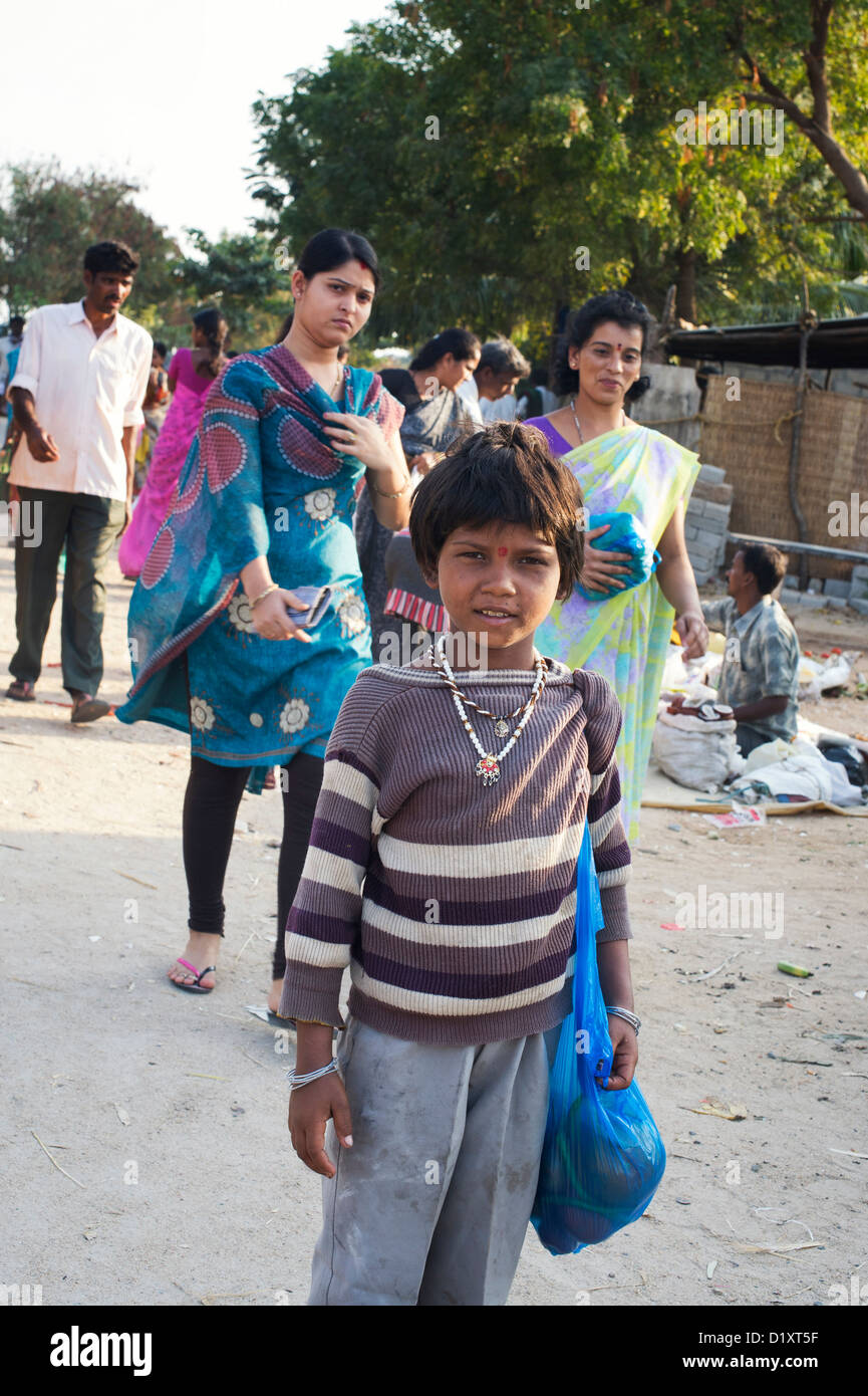 Pauvre jeune fille rue Indien sur un marché. L'Andhra Pradesh, Inde Banque D'Images