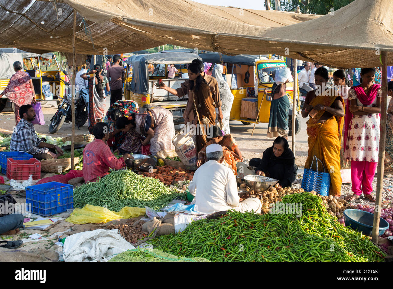 Les femmes du sud de l'Inde l'achat d'un marché de légumes de la rue indienne. Puttaparthi, Andhra Pradesh, Inde Banque D'Images
