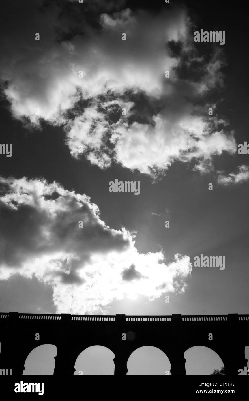 Viaduc de Balcombe silhouetté contre un ciel ensoleillé. Banque D'Images