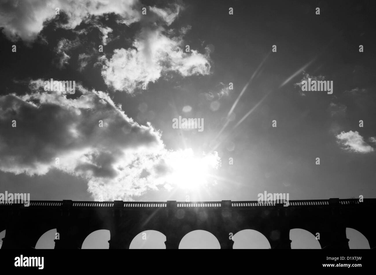 Viaduc de Balcombe silhouetté contre un ciel ensoleillé. Banque D'Images