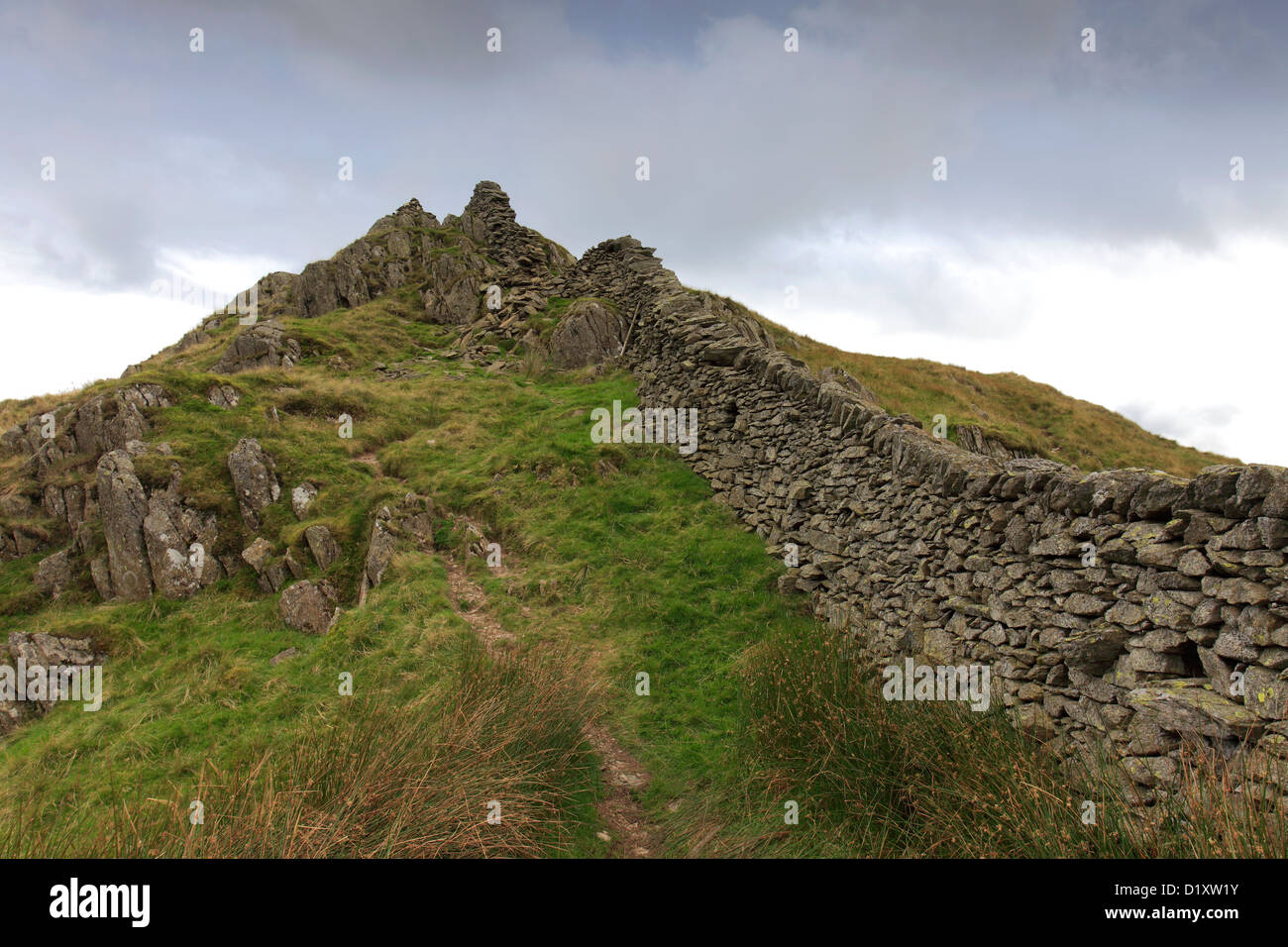 Vue paysage sur la crête du sommet d'une faible baisse, Brochet Fairfield Horseshoe fells, Parc National de Lake District, Cumbria County Banque D'Images