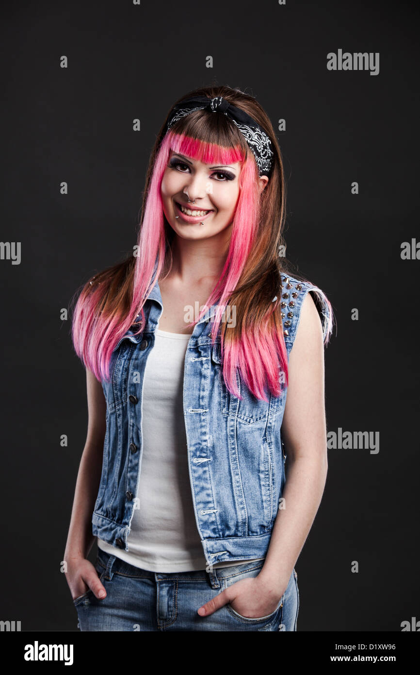 Portrait D Une Jeune Fille Punk Avec Une Belle Coupe De Cheveux En