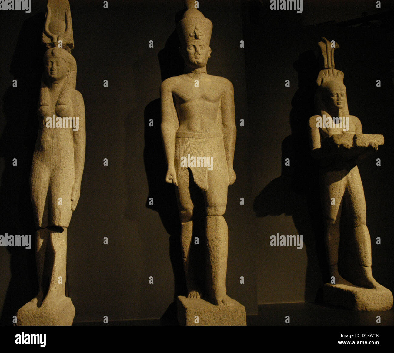 L'art égyptien des statues colossales d'un pharaon, sa femme et le dieu Hapi (dieu de la fertilité). Banque D'Images