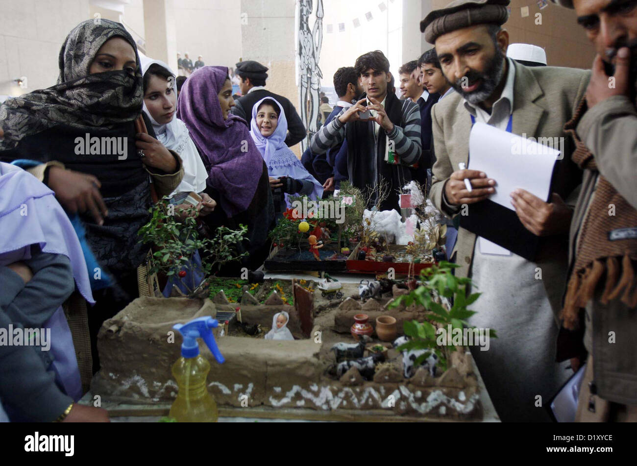 Les enseignants et les étudiants de différentes écoles et collèges prendre un vif intérêt à la bloquer en cours exposition pédagogique à Nashtar Hall à Peshawar le Mardi, Janvier 08, 2013. Banque D'Images