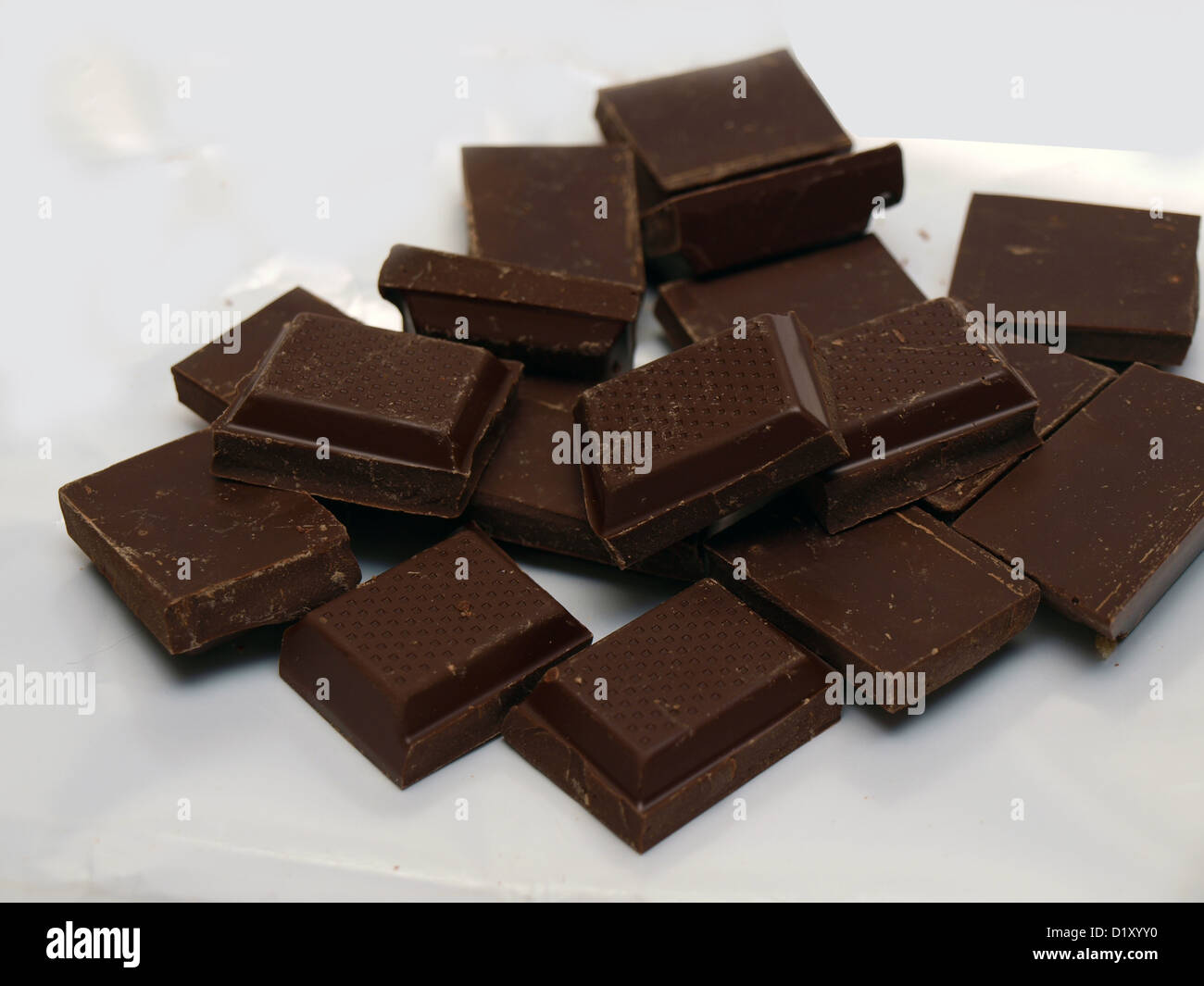 Pile de pièces en chocolat brun foncé, Close up Banque D'Images