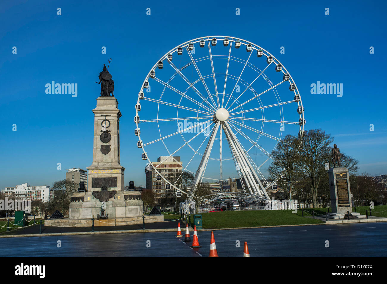 La roue Ferris flanquée de 2 monuments commémoratifs - le Mémorial national Armada sur la gauche de l'Airforce royale sur la droite. Le Hoe, Plymouth, Devon. ROYAUME-UNI Banque D'Images