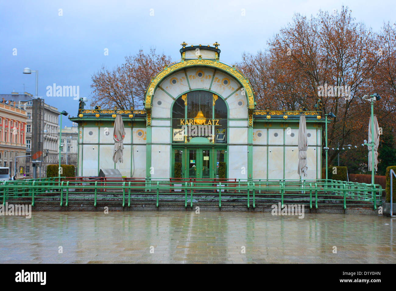 Drapeau de la station de métro Karlsplatz, transformé en café, du patrimoine mondial de l'UNESCO. Travailler par Otto Wagner (1898) Vienne. L'Autriche Banque D'Images