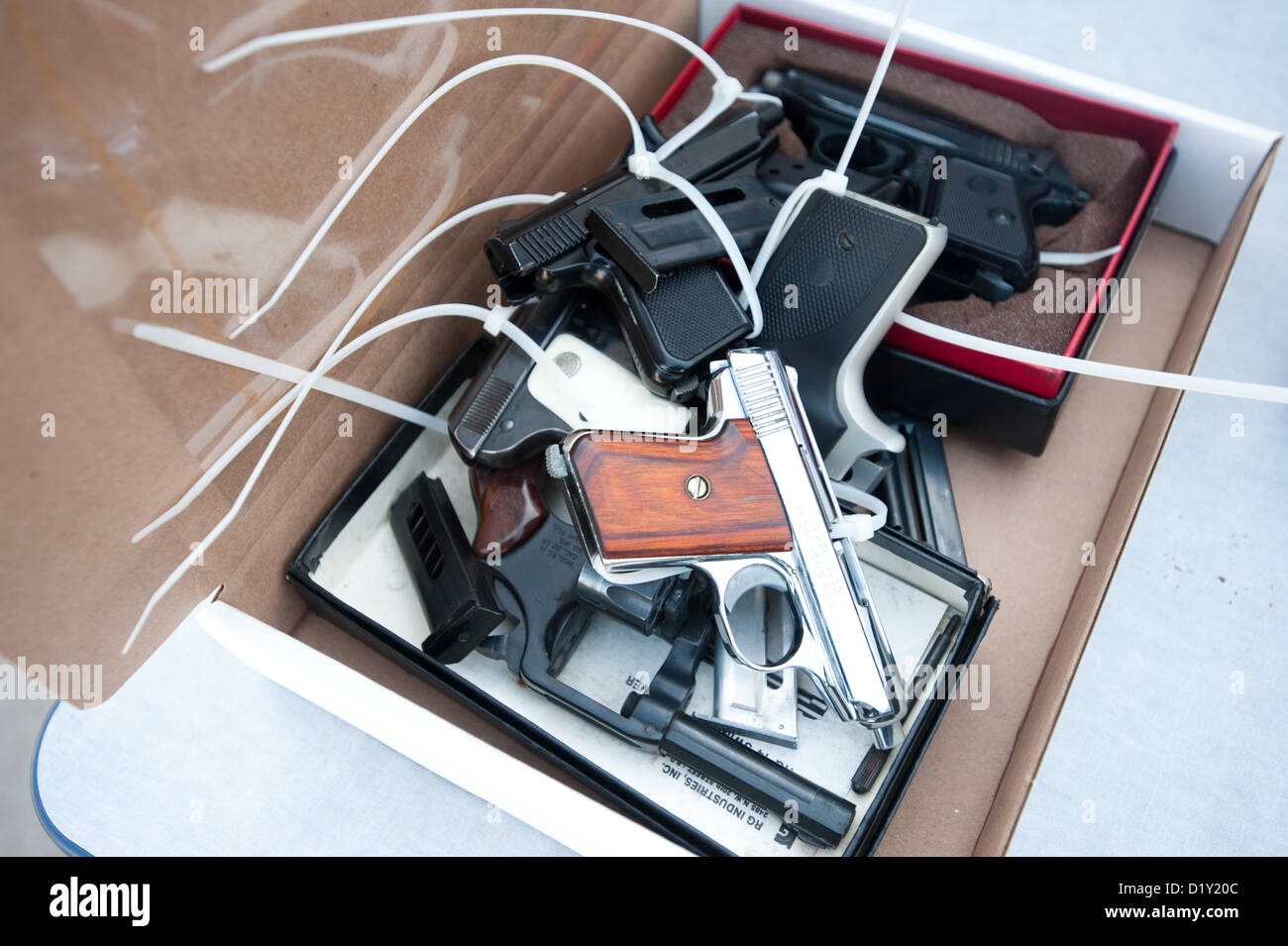 8 janvier 2013 - Tucson, Arizona, États-Unis - une boîte de pistolets récupérés par Tucson (Arizona) la police dans le cadre d'un rachat des armes à feu s'asseoir sur une table après avoir été traitée. Les gens se sont vu offrir une épicerie de 50 $ carte cadeau en échange de leurs armes. (Crédit Image : ©/ZUMAPRESS.com) s Seberger Banque D'Images