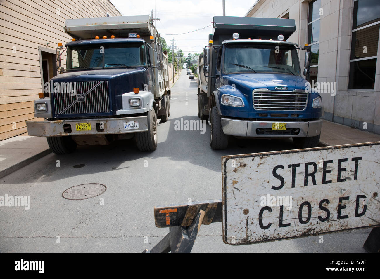 Rue fermée par les travaux routiers et de bloquer par deux camions géants à New Glasgow, Nouvelle-Écosse Banque D'Images