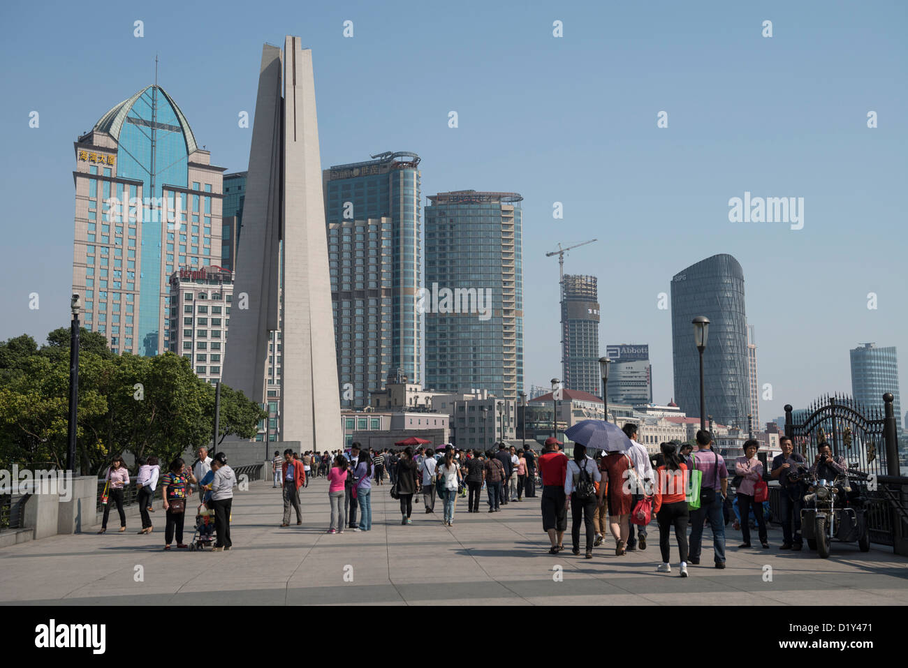 Vue sur le Bund vers le monument aux héros du peuple, Shanghai Banque D'Images