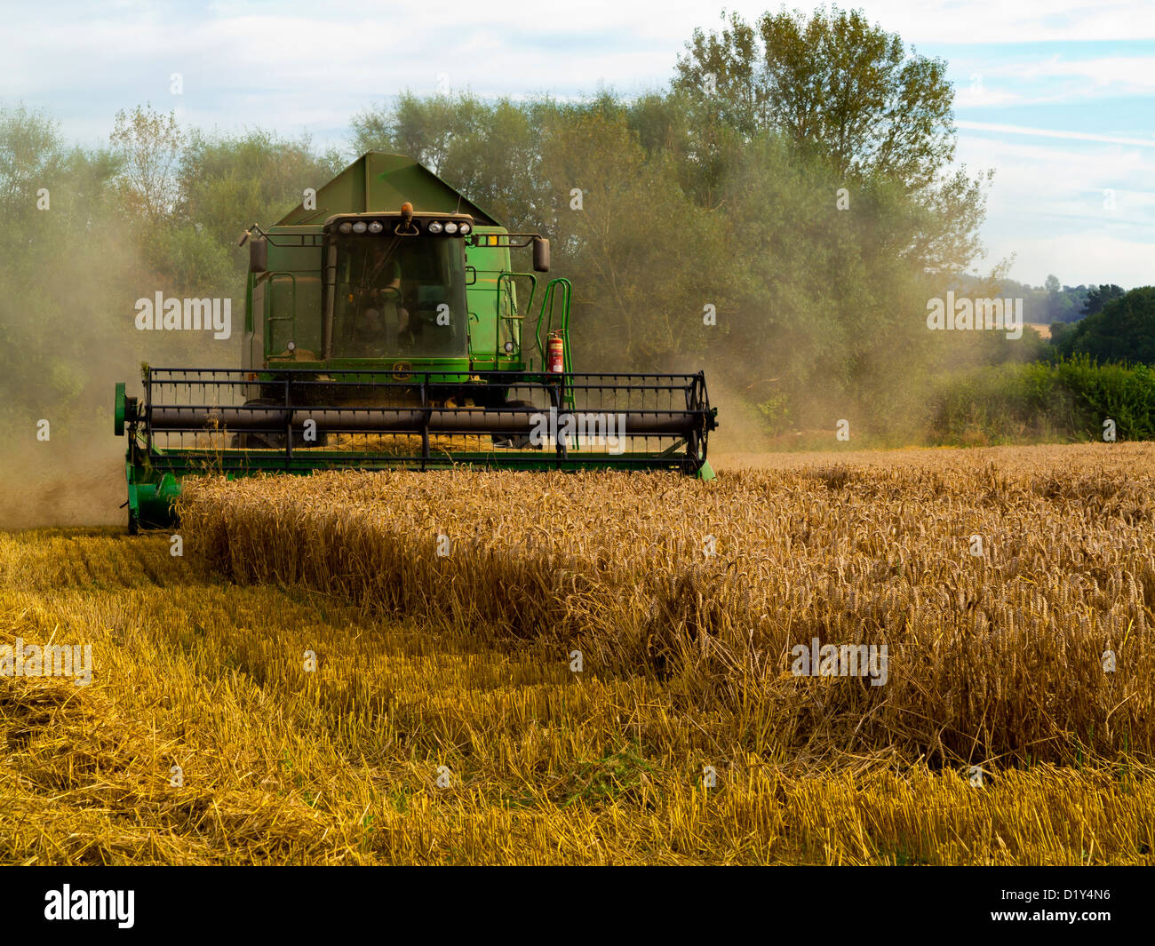 Moissonneuse-batteuse John Deere Harvester travaillant dans un champ dans le Shropshire England UK Banque D'Images