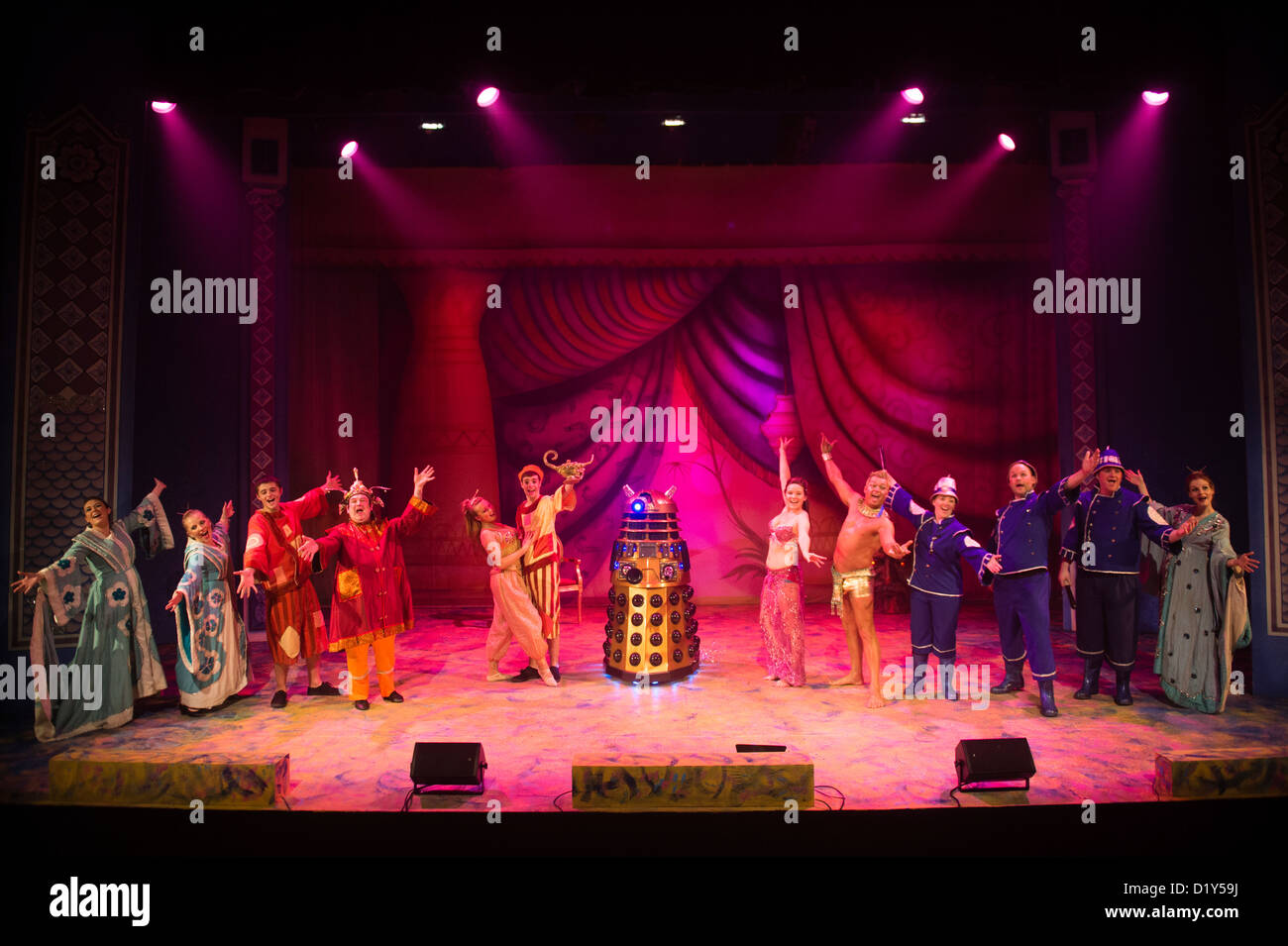 Divertissement traditionnel de Noël : 'pantomime' Aladdin avec un Dalek à Aberystwyth Arts Centre Banque D'Images
