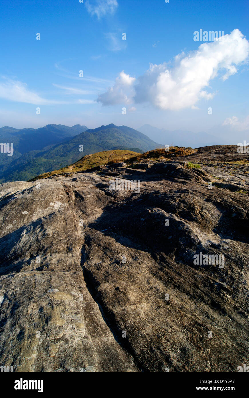 Ponmudi Hill station de destination touristique à Kerala Inde du Sud Western Ghats Ciel nuages montagnes et paysages Voir Banque D'Images