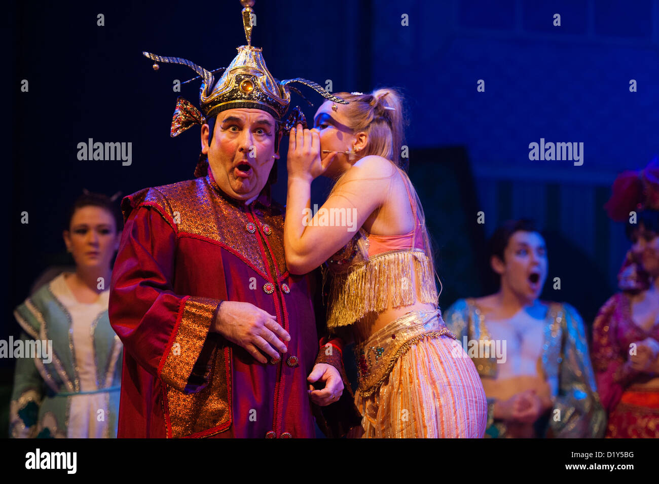 Divertissement traditionnel de Noël : 'Aladdin' pantomime à Aberystwyth Arts Centre Banque D'Images